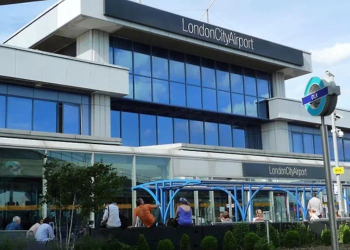 Premium Offers L Last-Minute Deal L Remigro Short Lets L 1 Bed Flat L Royal Docks L London City Airport & Excel L 2 Bed Apartment St Albans L Family Friendly L Near Bus Stop L City Centre L Book Today With Remigro